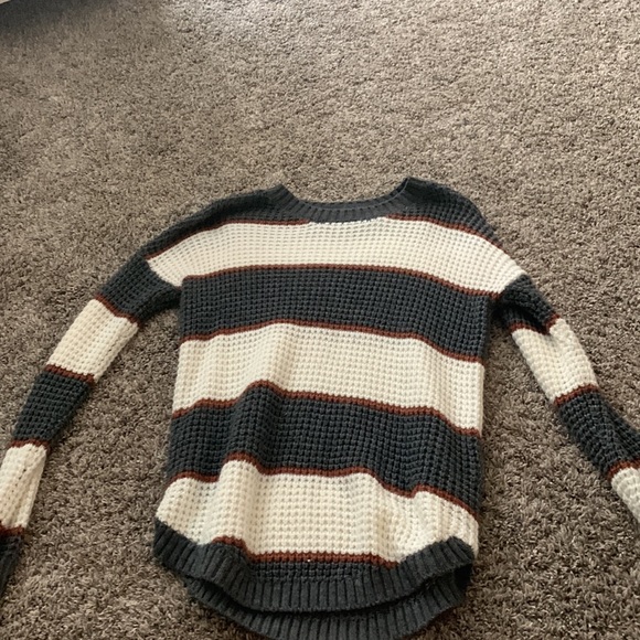 a sweater size medium that is gray brown and white - Picture 5 of 5